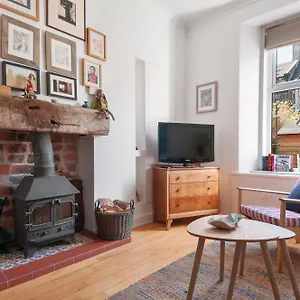 Cozy With Character Vibrant Style Flat At Leith Links Park Apartment Edinburgh